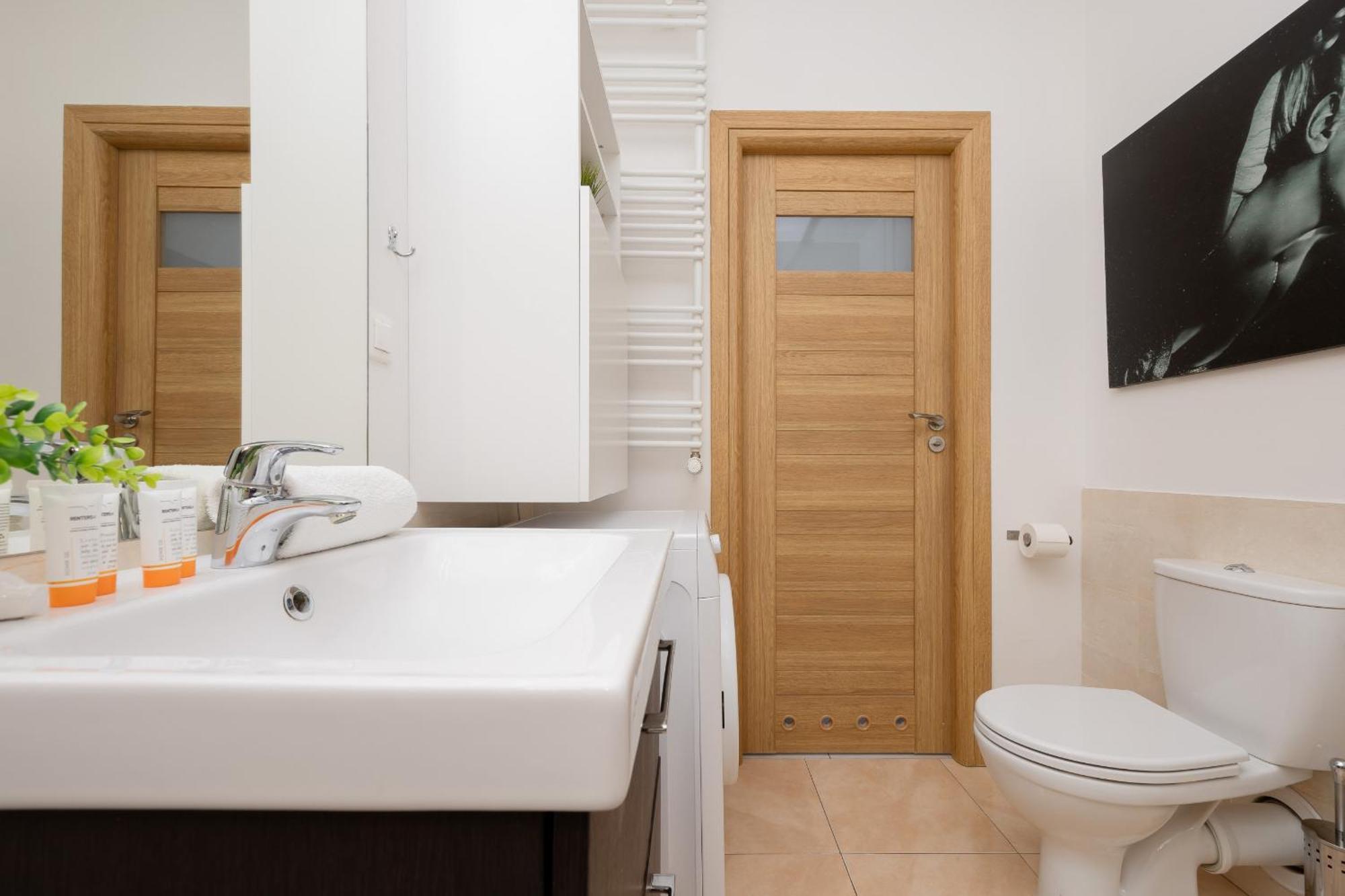 City Apartment With Parking Near Metro Mlociny By Noclegi Renters Варшава Екстер'єр фото