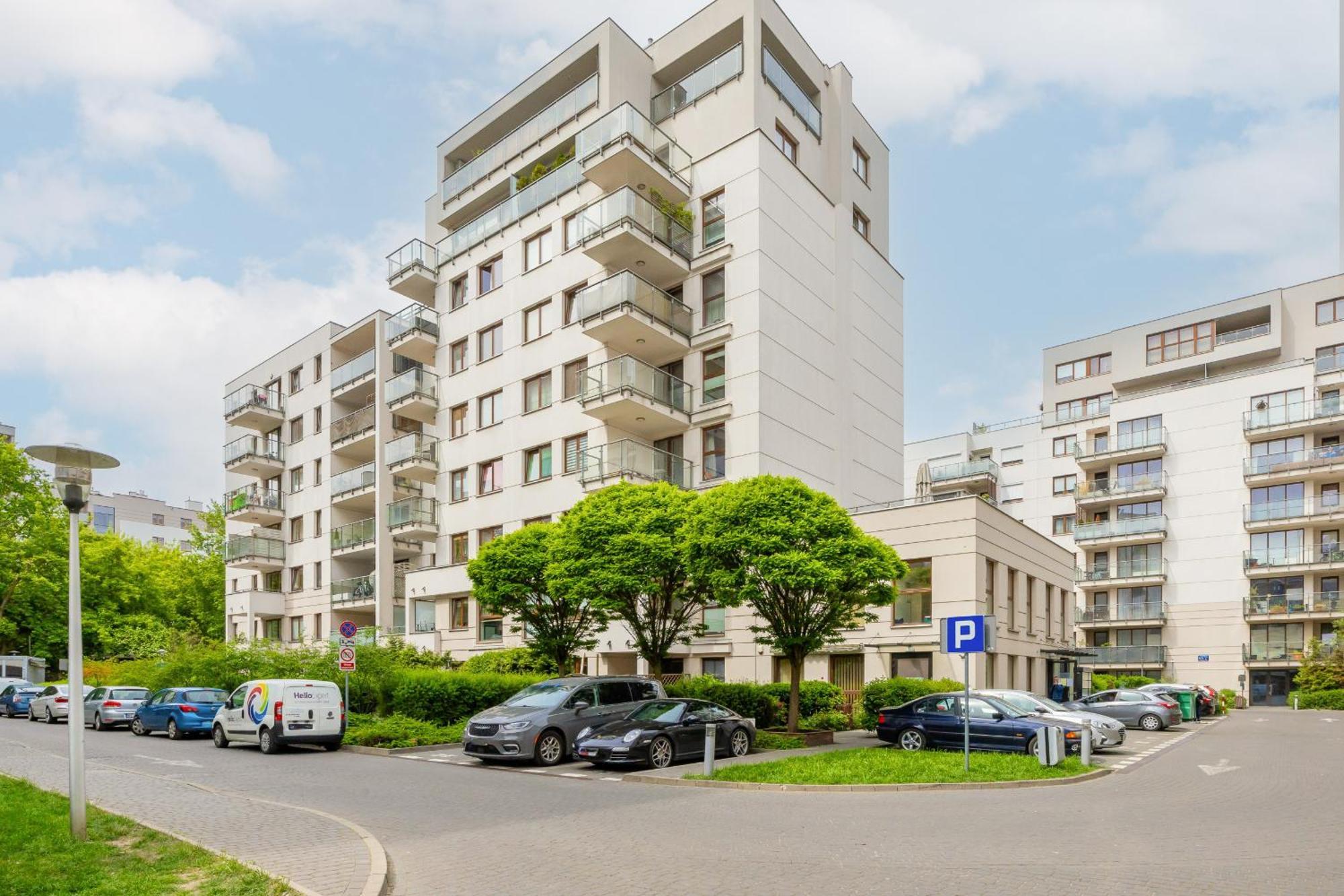 City Apartment With Parking Near Metro Mlociny By Noclegi Renters Варшава Екстер'єр фото